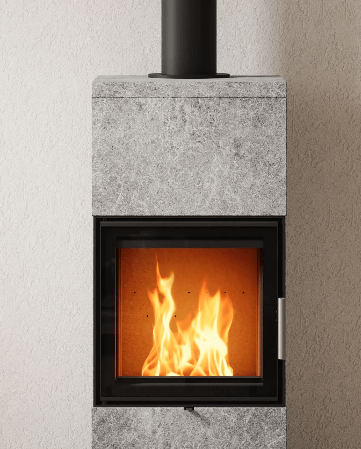 Nahaufnahme der Vorderseite eines brennenden Specksteinofens mit hellem Feuer hinter der Glasscheibe und einer grauen Natursteinverkleidung.