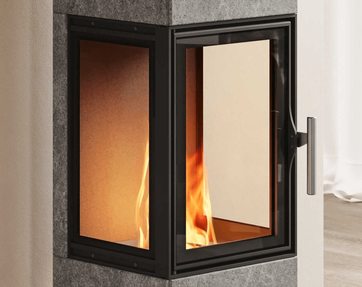Nahaufnahme der schlichten schwarzen Scheibe mit Eckverglasung eines Specksteinofens, mit klarem Blick auf das Feuer im Inneren.