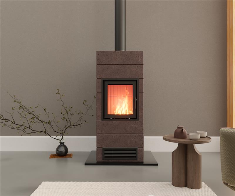 Ein moderner Specksteinofen mit brennendem Feuer, aufgestellt neben einem minimalistischen Holzlager in einem Wohnzimmer.